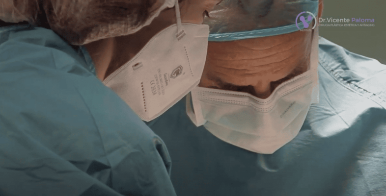 Abdominoplastia invertida y reduccion de mamas